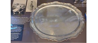 Trofej s vyrytými stanicemi evropského závodu