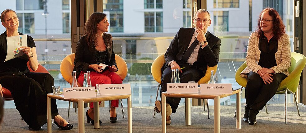 Panelists f.l.t.r. Laura Tarragona-Sáez, Rosa Omeñaca-Prado, Andris Piebalgs, Norma Kessler Podiumsteilnehmende v.l.n.r. Laura Tarragona-Sáez, Rosa Omeñaca-Prado, Andris Piebalgs, Norma Kessler